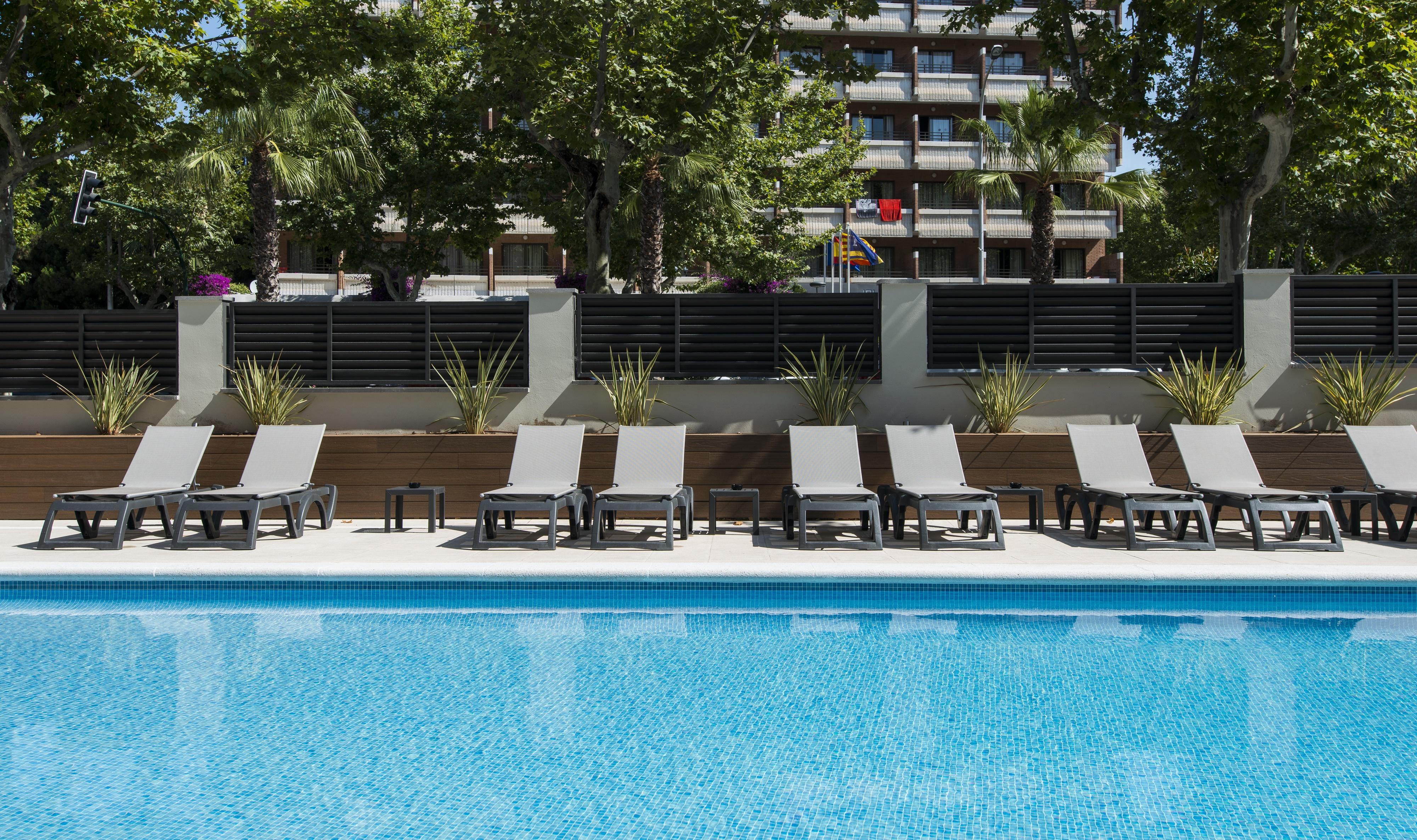 California Apartments ซาลอว์ ภายนอก รูปภาพ
